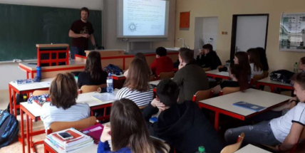 Biolog Martin Palus se vrátil na gymnázium. Mluvil o klíšťatech i koronaviru