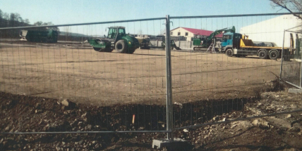 Stavba skladovacího areálu poškodila okolní domy. Obec volá po nápravě