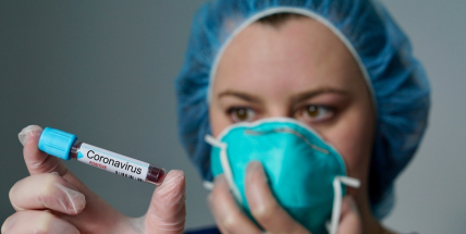 Nakažených v Česku přibylo za víkend téměř o polovinu