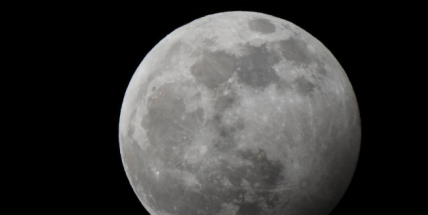 Dnes nastane vraní superúplněk. Naznačuje konec zimy, stejně jako vraní krákání