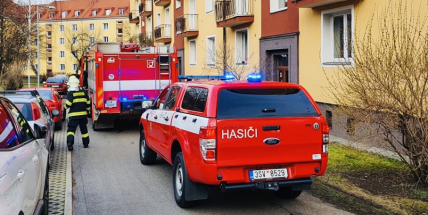 Opilí manželé při vaření usnuli a málem vyhořeli. Sousedi zalarmovali hasiče, záchranku i policii