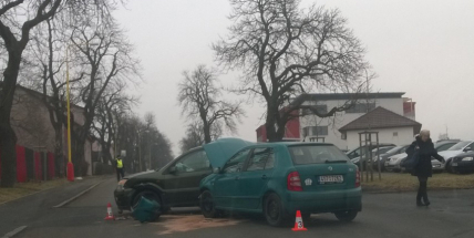 Před Spartakem se srazila dvě auta, na místě jsou hasiči a policie