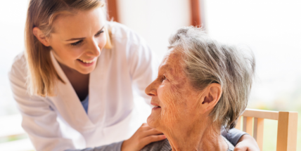 Dobrovolníci pomohou seniorům, kteří se bojí vycházet ven