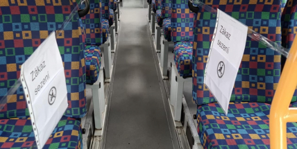 Dopravci chrání své řidiče, zakazují sezení na předních sedačkách