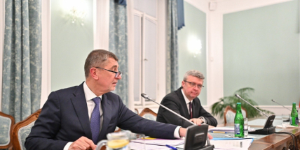 Vláda uzavřela restaurace a některé obchody