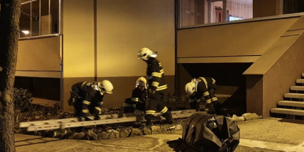 Hasiči vyjížděli k nahlášenému pokusu o sebevraždu. Opilý muž chtěl skočit z okna v prvním patře