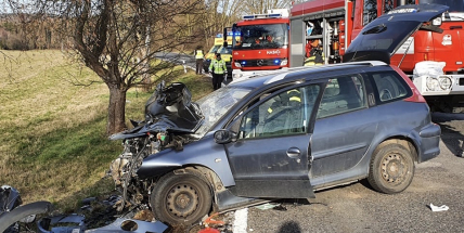 Tři těžká zranění si vyžádala nehoda u Jablonné. Policisté silnici uzavřeli, na místě přistály dva  vrtulníky