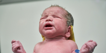 Nemocnice zakázala přítomnost otců u porodu