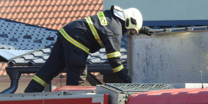 Hasiči likvidují požár filtrační jednotky v areálu výrobní firmy v Bohutíně