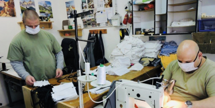 V příbramské věznici ušili odsouzení během týdne 1 500 roušek, do prací je zapojeno 14 vězňů