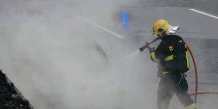 Požár auta uzavřel dálnici ve směru na Strakonice