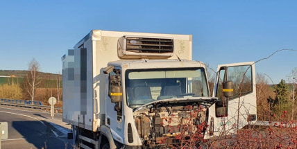 Řidiče nákladního vozidla oslnilo slunce a přehlédl kruhový objezd