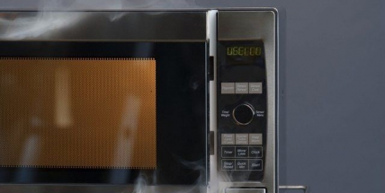 Hasiči varují: Nesterilizujte roušky v mikrovlnné troubě, může dojít k požáru