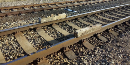 Ke střetu vlaku s betonovými pražci chybělo několik metrů