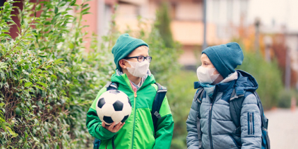 Lidé mohou být na veřejných místech nejvýše ve dvou