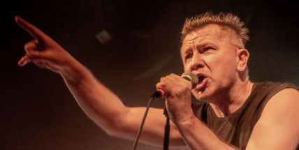 Frontman skupiny E!E: Dřepte doma, nalaďte internet a my přijdeme k vám