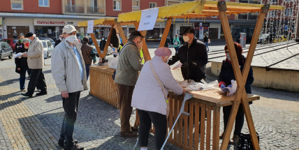 Tři náměstí, tři stánky, 2 600 šitých roušek