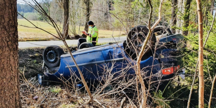 Řidič Seatu přetočil auto na střechu, vyvázl bez zranění