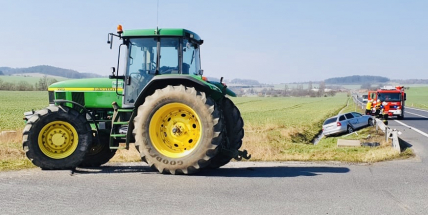 Dopravu u Skalky omezila nehoda auta s traktorem