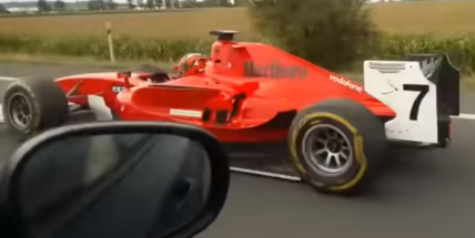 Řidič formule se vyhnul zákazu řízení. Identifikaci znemožnila helma