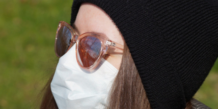 Nosit roušky na veřejnosti má smysl, i když člověk nemá žádné příznaky nemoci COVID-19