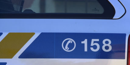 Uviděl policii a vyskočil oknem