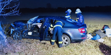 Po nehodě skončily ve vozidle dvě zaklíněné osoby. Na pomoc přiletěl záchranářský vrtulník