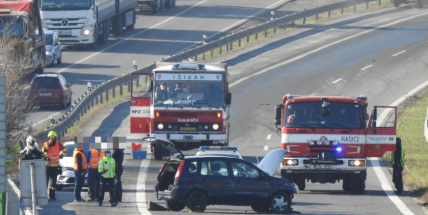 Technická závada na nákladním voze uzavřela dálnici u Mníšku pod Brdy