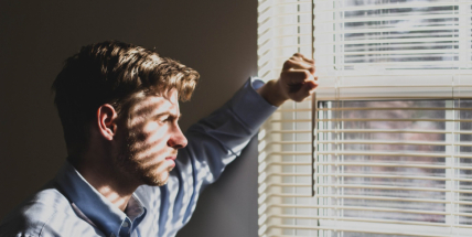 Polovině domácností klesly kvůli vládním opatřením příjmy