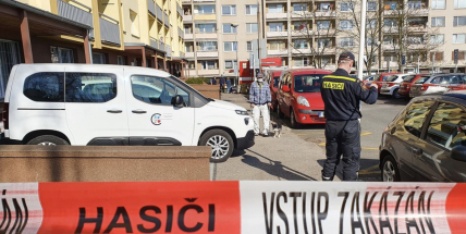 Hasiči dekontaminují bytové domy na Brodské. Byl zde prokázán čtvrtý případ nákazy koronavirem