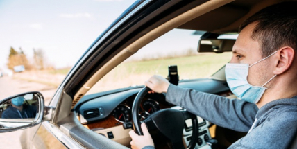 Členové domácnosti jedoucí v jednom autě nebudou muset nosit roušky