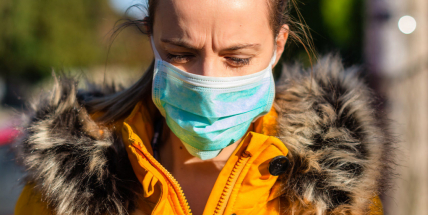 Počet lidí, kteří s nákazou covid-19 zemřeli v českých nemocnicích, se zvýšil o osm na 112