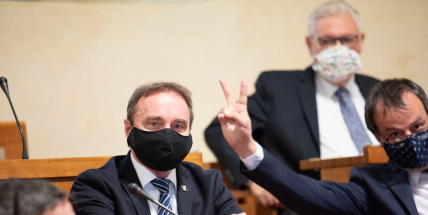 Senát schválil příspěvek 25.000 korun pro OSVČ. Státní pokladnu opatření vyjde až na 17,5 miliardy korun