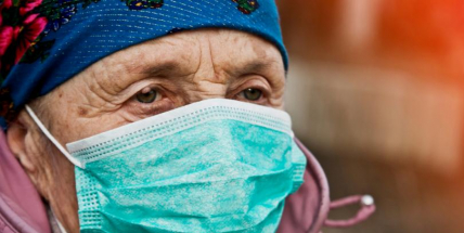 Největší podíl nakažených koronavirem připadá v Česku na lidi ve věku nad 65 let