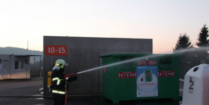 Hasiči hasili kontejner v nedávno otevřeném sběrném dvoře