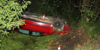 Řidičku oslnilo protijedoucí auto, skončila na střeše
