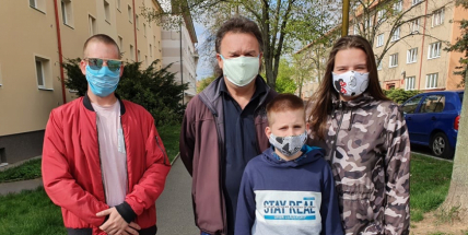 Roušky bude povinné nosit nejméně do konce června, dětské tábory možná otevřou začátkem prázdnin