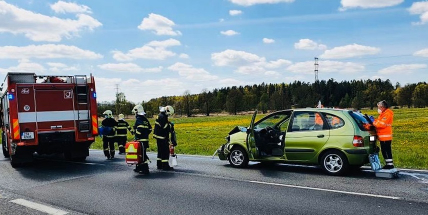 Nehoda dvou vozidel zastavila provoz na Strakonické, jeden z řidičů ujel