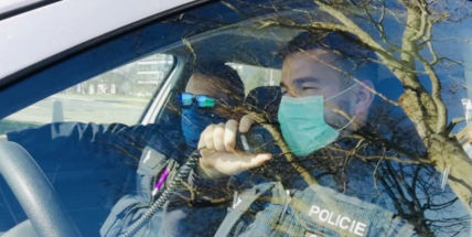 S lahváčem v hloučku, v horším případě noc strávená na záchytce. Policisté řeší i agresivní opilce