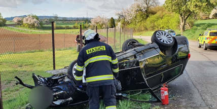 Řidič u Březnice přetočil auto na střechu, na místo spěchal vrtulník