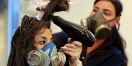 Kadeřníci, manikérky a pedikérky budou muset nosit roušku i štít