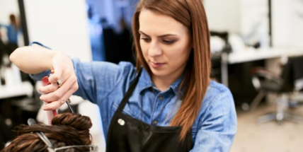 Ošetřovné OSVČ se zvýší ze 424 na 500 Kč za den, vláda pomůže i malým firmám