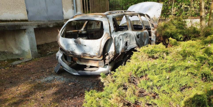 Hasiči likvidovali požár odstaveného vraku, ve hře je úmyslné zapálení