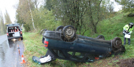 Řidička přetočila auto na střechu, utrpěla lehké zranění