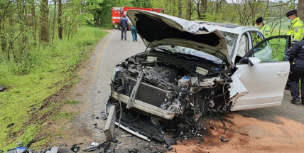 Při čelním střetu u Hříměždic došlo ke zranění dvou osob, policisté silnici uzavřeli