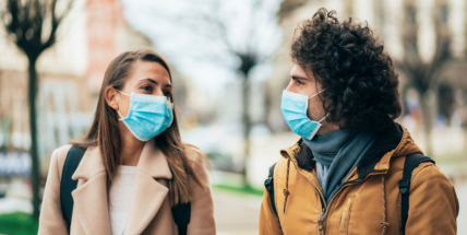 Nošení roušek venku bude podle Vojtěcha zrušeno v červnu