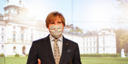 Vojtěch: Od poloviny června by lidé nemuseli při pobytu venku povinně nosit roušky
