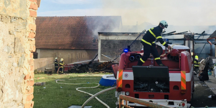 Stodolu v Radošicích pohltily plameny, uvnitř shořela tři auta