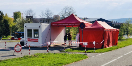 Denní přírůstek případů koronaviru je v ČR osm dní pod stovkou