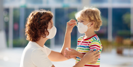 Roušky jen v uzavřených prostorech? Vláda v pondělí zváží rozvolňování opatření